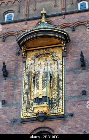 Goldene Statue von Bischof Absalon, dem Gründer Kopenhagens, an der Wand des Kopenhagener Rathauses in Kopenhagen, Dänemark, Europa Stockfoto