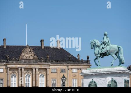 Reiterstandbild des dänischen Königs Friedrich V. im Zentrum des Platzes Amalienborg, des Palastes Amalienborg, Kopenhagen, Dänemark, Europa Stockfoto