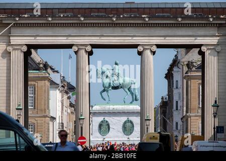 Reiterstandbild des dänischen Königs Friedrich V. im Zentrum des Platzes Amalienborg, des Palastes Amalienborg, Kopenhagen, Dänemark, Europa Stockfoto