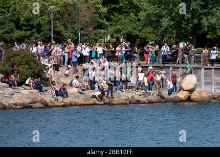 Touristen, die auf die kleine Mermaid-Statue in Kopenhagen, Dänemark, Europa blicken Stockfoto