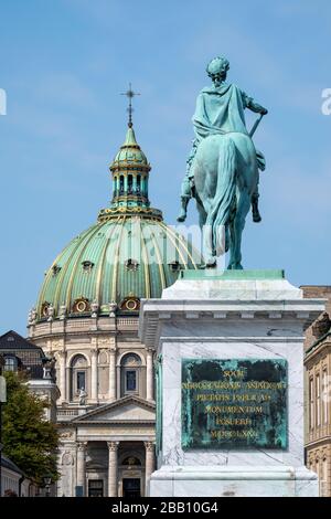 Reiterstandbild von König Friedrich V. von Dänemark mit der Frederiks-Kirche im Hintergrund, Kopenhagen, Dänemark, Europa Stockfoto