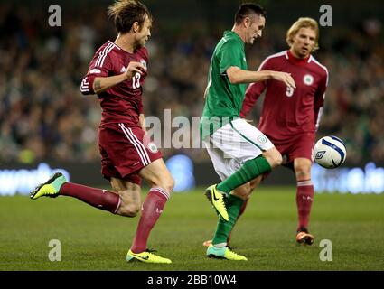 Robbie Keane (rechts) und der lettische Kaspars Gorkss (links) während des Internationalen Freundschaftsspiel im Aviva-Stadion, Dublin, Irland. Stockfoto