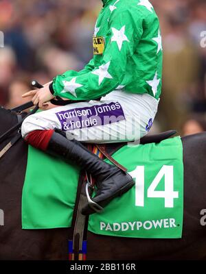 Details zum Branding von Harrison James und Hardie auf Jockey Sam Twiston-Davies Reittour des Champs in der Murphy-Gruppe Hanicap Stockfoto