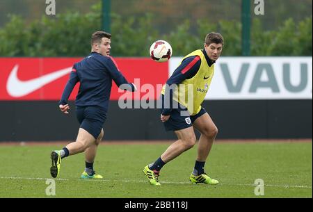 Englands Jack Wilshere (links) und Steven Gerrard während des Trainings Stockfoto