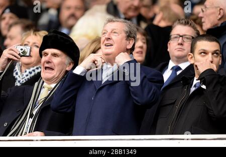 Englands Manager Roy Hodgson (Mitte) auf den Tribünen Stockfoto