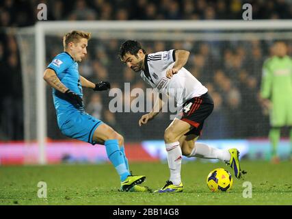 Tottenham Hotspur kämpfen Lewis Holtby (links) und Fulhams Giorgos Karagounis (rechts) um den Ball Stockfoto