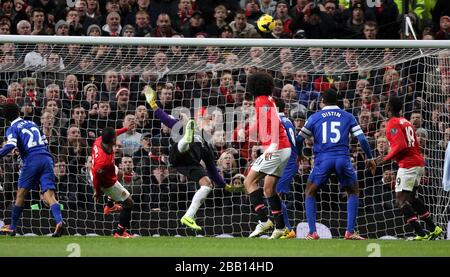 Everton Torhüter Tim Howard macht eine Rettung aus Patrice EVRA von Manchester United Stockfoto