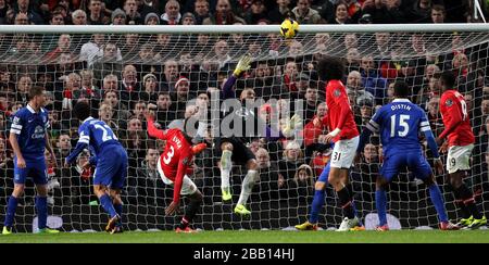 Everton Torhüter Tim Howard macht eine Rettung aus Patrice EVRA von Manchester United Stockfoto