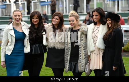 Chantelle Houghton (2. Links), Wallis Day (links), Kelsey Hardwick (3. Rechts) und Lucy Mecklenburgh (2. Links) am Tag eins des Tingle Creek Christmas Festival auf der Sandown Roacecourse Stockfoto