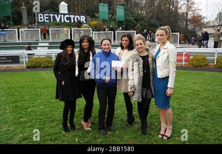 Chantelle Houghton (2. Links), Lucy Mecklenburgh (3. Rechts), Wallis Day (rechts) und Kelsey Hardwick (2. Rechts) präsentieren den besten auserfllten Pferdepreis Stockfoto