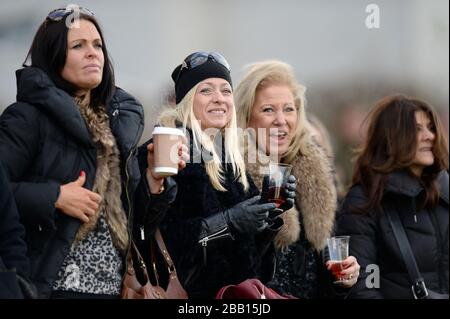 Während des Tingle Creek Christmas Festival auf der Sandown Racecourse feuern weibliche Rennbockerinnen ihre Pferde an Stockfoto