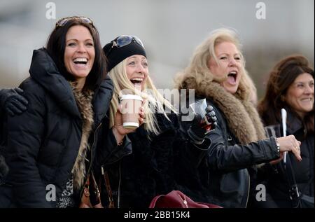 Während des Tingle Creek Christmas Festival auf der Sandown Racecourse feuern weibliche Rennbockerinnen ihre Pferde an Stockfoto