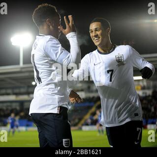 Englands Raheem Sterling (links) feiert mit Tom Ince, nachdem er das zweite Tor des Spiels gegen San Marino erzielt hatte. Stockfoto