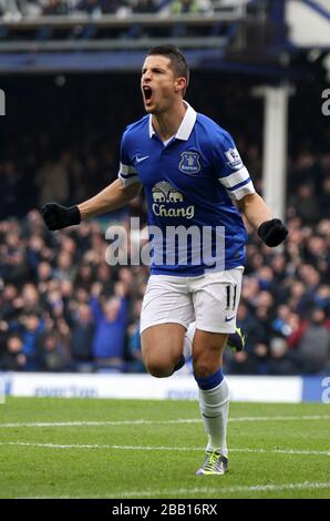 Evertons Kevin Mirallas feiert ihr erstes Tor des Spiels Stockfoto