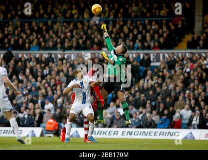 Leeds United Torhüter Paddy Kenny punckt klar, wie Lee Pelter von Leeds United und Kei Kamara von Middlesbrough Challenge Stockfoto