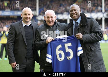 Everton Kit Manager Jimmy Martin (Mitte) während einer Halbzeitpräsentation mit den alten Jungs Lee Carsley und Kevin Campbell (rechts) Stockfoto