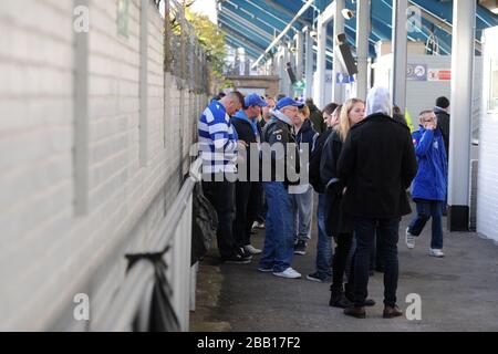 Fans versammeln sich vor dem Spiel um die Loftus Road Stockfoto