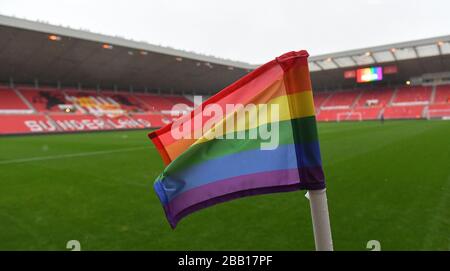 Ein allgemeiner Blick auf das Sunderland Stadium of Light, Heimat von Sunderland mit der Flagge der Regenbogenecke Stockfoto