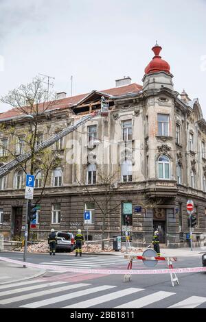 Zagreb, die Feuerwehrleute säuberten beschädigte Dächer nach dem Erdbeben Stockfoto