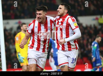 Der Danny Batth von Stoke City feiert mit Teamkollege Lee Gregory das Punktefahren gegen Wigan Atheltic während der Sky Bet Championship im BET365 Stadium Stockfoto