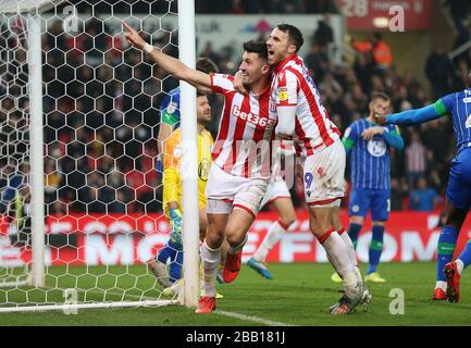 Der Danny Batth von Stoke City feiert mit Teamkollege Lee Gregory das Punktefahren gegen Wigan Atheltic während der Sky Bet Championship im BET365 Stadium Stockfoto