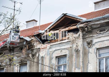 Zagreb, die Feuerwehrleute säuberten beschädigte Dächer nach dem Erdbeben Stockfoto