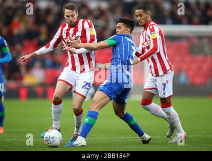 Nick Powell von Stoke City (links) und Tom Ince kämpfen während der Sky Bet Championship im BET365 Stadium um den Ball mit Antonee Robinson (Mitte) von Wigan Athletic Stockfoto