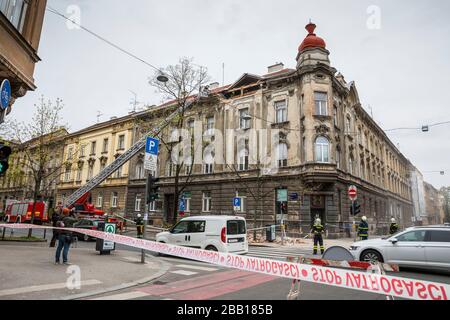 Zagreb, die Feuerwehrleute säuberten beschädigte Dächer nach dem Erdbeben Stockfoto