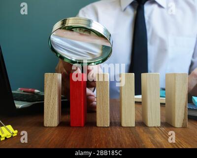 Suche nach Talent- oder Mitarbeiterkonzept. Rekrutierer hält Lupe. Stockfoto