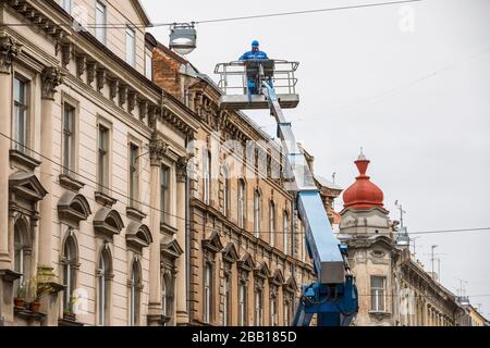 Zagreb, Arbeiter, die beschädigte Dächer nach dem Erdbeben reinigen Stockfoto