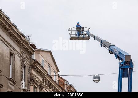 Zagreb, Arbeiter, die beschädigte Dächer nach dem Erdbeben reinigen Stockfoto