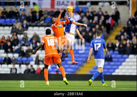 Der Dan Burn (Mitte rechts) von Birmingham City und der Ricardo Fuller von Blackpool kämpfen in der Luft um den Ball Stockfoto