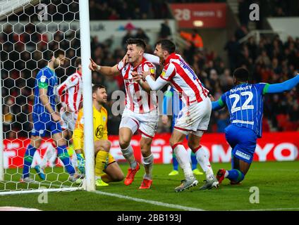 Der Danny Batth von Stoke City feiert mit Teamkollege Lee Gregory während der Sky Bet Championship im BET365 Stadium das Punktefahren gegen Wigan Athletic Stockfoto