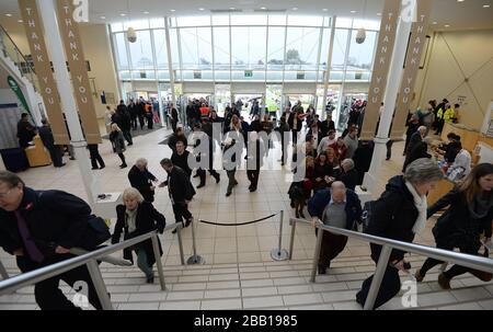 Racegoers machen sich während des Gentleman's Day auf der Sandown Racecourse in den Sandown Park Stockfoto