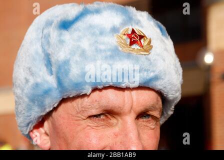 Ein Fan von Manchester City, der vor dem Barclays Premier League-Spiel Sunderland gegen Manchester City im Stadium of Light in Sunderland einen russischen Hut vor dem Stadion of Light trägt Stockfoto