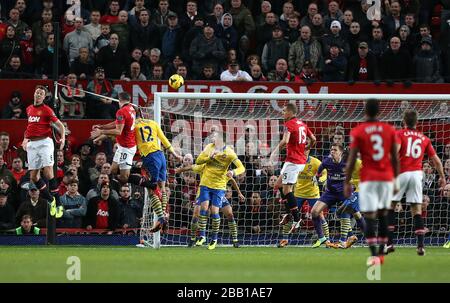 Robin van Persie (links) von Manchester United punktet mit seinem Team, das Tor aus einem Kopfteil öffnet Stockfoto