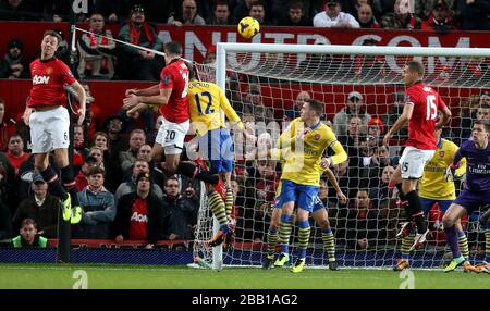 Robin van Persie (zweite Linke) von Manchester United erzielt das Auftakttor seines Teams aus einem Kopfteil Stockfoto