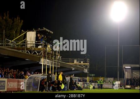 Allgemeiner Blick auf eine Make-SHIFT-Fernseh-Gantry im AFC Wimbledon's The Cherry Red Records Stadium Stockfoto