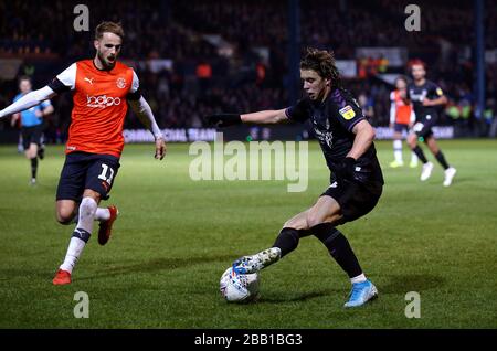 In Aktion sind die von Luton Town gejagten Andrew Shinnie (links) und der Conor Gallagher von Charlton Athletic Stockfoto