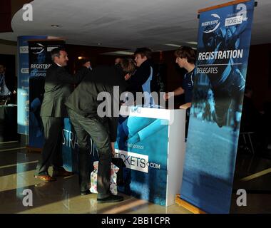 Delegierte am Anmeldeschalter während des ersten Tages der Rugby Expo 2013 im Twickenham Stadium Stockfoto