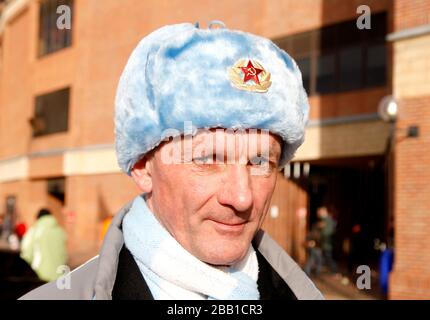 Ein Fan von Manchester City, der einen russischen Hut trägt Stockfoto