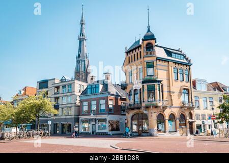 Leeuwarden Niederlande Mai 2018, heller Sommertag an den Kanälen der historischen Altstadt Stockfoto