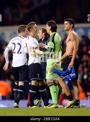 Hull City-Torhüter Eldin Jakupovic und die Harry Kane von Tottenham Hotspur umarmen sich nach dem Spiel Stockfoto