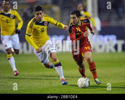 Der belgische Eden Hazzard (rechts) und der kolumbianische James Rodriguez (links) kämpfen um den Ball. Stockfoto