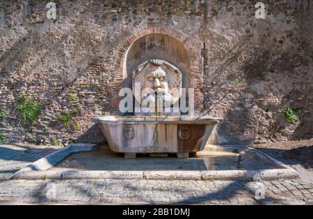 Der antike römische Brunnen namens "Mascherone di Santa Sabina" auf dem Aventinenhügel in Rom, Italien. Stockfoto