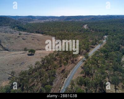 Die Luft der versiegelten Landstraße, die durch Dürre führt, beeinträchtigte die Landschaft in der Nähe des Mount Perry Queensland Australien Stockfoto