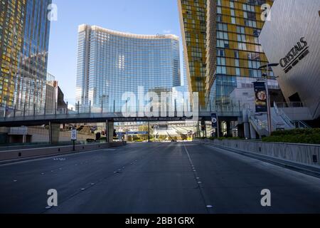 Allgemeiner Blick auf eine leere Straße, die zum Aria Hotel & Casino führt, inmitten der globalen Coronavirus COVID-19-Pandemie, Montag, 23. März 2020, in Las Vegas. (Foto von IOS/Espa-Images) Stockfoto