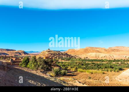 Die befestigte Stadt Ait-Ben-Haddou bei Ouarzazate am Rande der wüste sahara in Marokko. Platz für Text kopieren Stockfoto