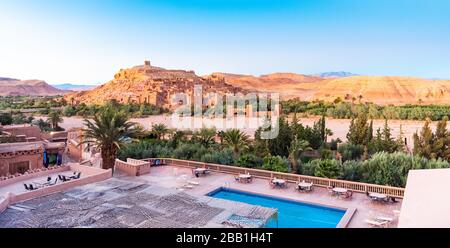 Die befestigte Stadt Ait-Ben-Haddou bei Ouarzazate am Rande der wüste sahara in Marokko. Platz für Text kopieren Stockfoto