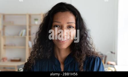 Porträt einer lächelnden, birazialen Geschäftsfrau, die im Büro posiert Stockfoto